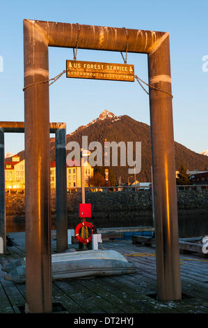 Sitka, Alaska. 6 febbraio 2014 USDA Foresta Servizio dock con totem pole in background sulla giornata invernale e in febbraio. Credito: Jeffrey Wickett - RF/Alamy Live News Foto Stock