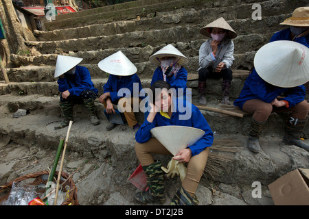 Pulitori in appoggio al di fuori di Thien Tru (Cielo Cucina) Pagoda, noto anche come Chua Ngoai (Pagoda esterna) della Pagoda di profumo complesso, la più importante di pellegrinaggio buddista sito in Vietnam. Foto Stock