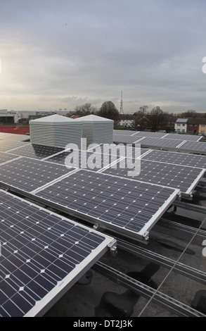 Foto-voltaico pannelli solari + 'windcatcher' unità di ventilazione sul tetto di una scuola nuova classe blocco nel sud est di Londra, Regno Unito Foto Stock