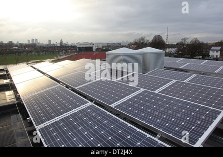 Foto-voltaico pannelli solari + 'windcatcher' unità di ventilazione sul tetto di una scuola nuova classe blocco nel sud est di Londra, Regno Unito Foto Stock