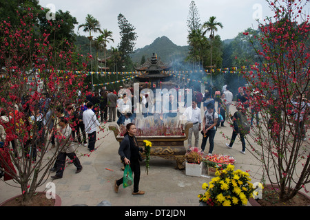 Thien Tru (Cielo Cucina) Pagoda, noto anche come Chua Ngoai (Pagoda esterna) della Pagoda di profumo complesso, la più importante di pellegrinaggio buddista sito in Vietnam. Foto Stock