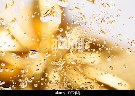 Golden sfondo astratto con gocce d'acqua sul vetro con nastro color oro in background Foto Stock