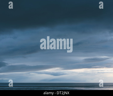 Il mare e il cielo di Puget Sound a Washington usa l'orizzonte con la luce e la nuvola sopra gli strati di raccolta nubi Foto Stock