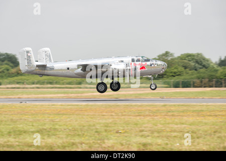 La Shiny Silver Red Bull B-25J Mitchell Guerra Mondiale 2 bomber entra nella terra dopo la visualizzazione a 2013 RIAT Foto Stock