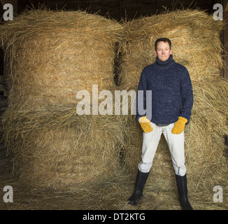 Un agriturismo biologico in inverno in Cold Spring nello Stato di New York un uomo che lavora all'esterno dell'azienda Foto Stock