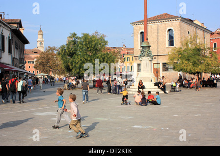 I bambini a giocare a Campo Santa Margherita Foto Stock