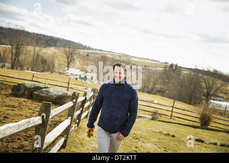 Un agriturismo biologico in inverno in Cold Spring nello Stato di New York un uomo che lavora all'esterno dell'azienda Foto Stock