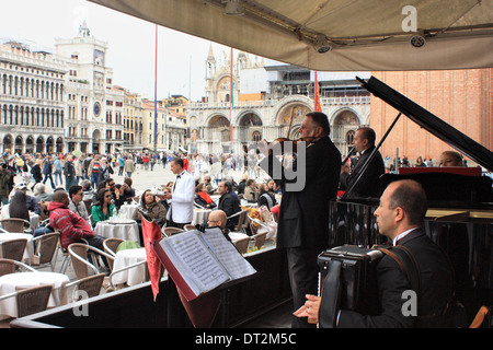 Orchestra del Caffè Florian in piazza San Marco, Venezia, Italia Foto Stock