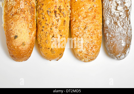 Tipi di pane francese su sfondo bianco Foto Stock