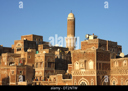 Vista della Città Vecchia a Sana'a, Yemen, dalla Bab Al Yaman Foto Stock