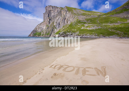 Pittoresca spiaggia sulle isole Lofoten in Norvegia con la parola 'Lofoten' scritto nella sabbia Foto Stock