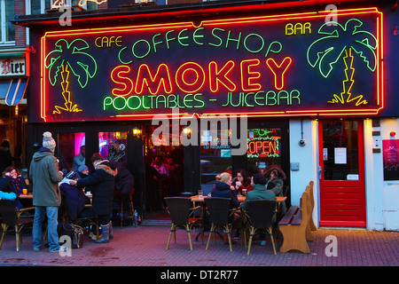 Le luci al neon del segno della Smokey Coffeeshop dove prendere il fumo e la droga come la marijuana è legale in Amsterdam Foto Stock