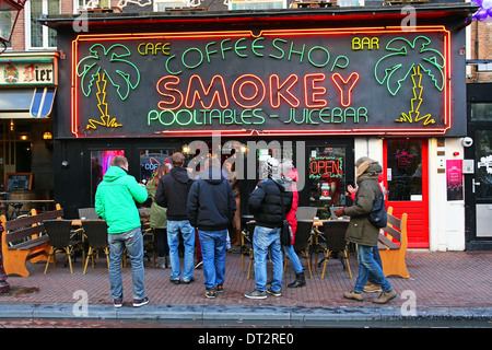 Le luci al neon del segno della Smokey Coffeeshop dove prendere il fumo e la droga come la marijuana è legale in Amsterdam Foto Stock