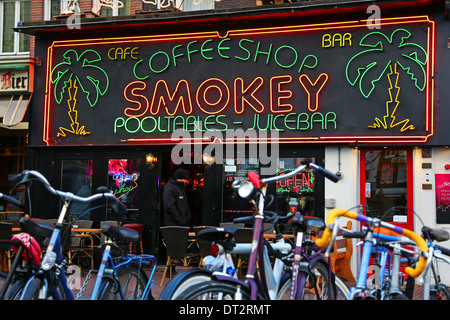 Le luci al neon del segno della Smokey Coffeeshop dove prendere il fumo e la droga come la marijuana è legale in Amsterdam Foto Stock