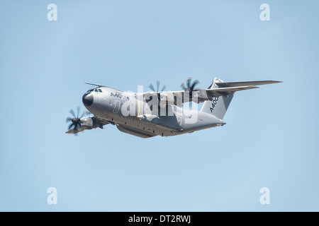 Airbus A400M Atlas, l'Europa è di nuovo a turboelica powered i velivoli militari da trasporto, visualizza a 2013 RIAT Foto Stock