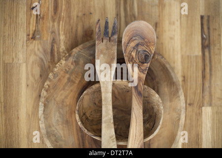 Un tavolo di legno top con due piccole ciotole girata e due di legno server insalata di grana di legno e motivi naturali Foto Stock