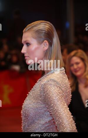 Il tedesco top model Toni Garrn assiste la prima mondiale di "Il Grand Hotel di Budapest' durante la 64th International Festival del Cinema di Berlino aka Berlinale alla Berlinale Palast di Berlino, Germania, il 06 febbraio 2014. Foto: Hubert Boesl Foto Stock