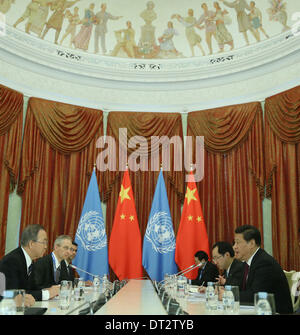 Sochi. 7 febbraio, 2014. Il presidente cinese Xi Jinping (1R) si riunisce con il Segretario Generale delle Nazioni Unite Ban Ki-moon (1L) a Sochi, Russia, Febbraio 7, 2014, precedendo la cerimonia di apertura della ventiduesima edizione dei Giochi Olimpici Invernali. Credit: Lan Hongguang/Xinhua/Alamy Live News Foto Stock