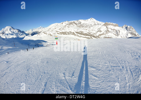 Alte montagne sotto la neve in inverno Foto Stock