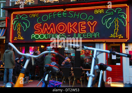 Le luci al neon del segno della Smokey Coffeeshop dove prendere il fumo e la droga come la marijuana è legale in Amsterdam Foto Stock