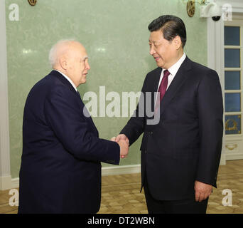 Sochi, Russia. 7 febbraio, 2014. Il presidente cinese Xi Jinping (R) si incontra con il presidente Greco Karolos Papoulias a Sochi, Russia, Febbraio 7, 2014. Credit: Lan Hongguang/Xinhua/Alamy Live News Foto Stock