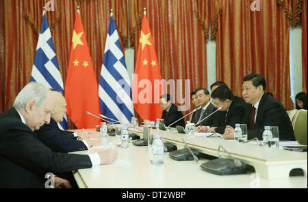 Sochi, Russia. 7 febbraio, 2014. Il presidente cinese Xi Jinping (1R) si incontra con il presidente Greco Karolos Papoulias (2 L) a Sochi, Russia, Febbraio 7, 2014. Credit: Lan Hongguang/Xinhua/Alamy Live News Foto Stock