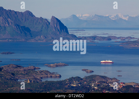 Grande nave da crociera lasciare la città di Svolvaer sulle isole Lofoten in Norvegia con il suggestivo panorama Foto Stock