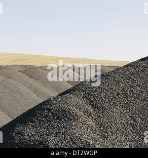 Pile di ghiaia usata per i lavori di manutenzione stradale e la costruzione di una fila di cumuli vicino Pullman Washington STATI UNITI D'AMERICA Foto Stock