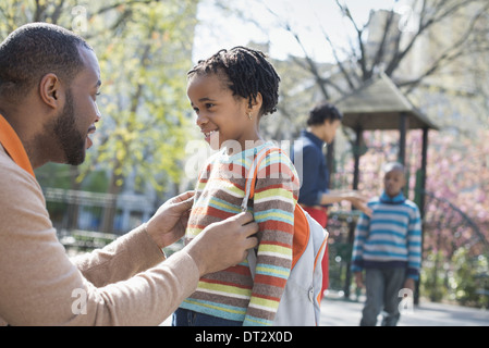 Una famiglia di genitori e due ragazzi di trascorrere del tempo insieme Foto Stock