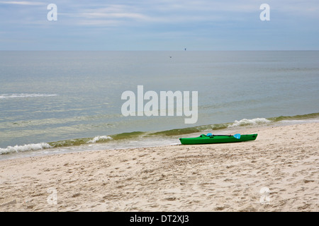 Un kayak seduto su una spiaggia deserta di Bon Secour National Wildlife Refuge Foto Stock