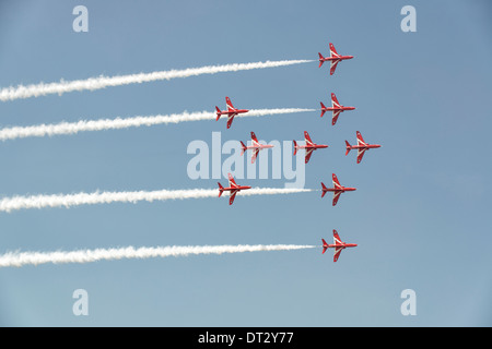 La British Royal Air Force Aerobatic Team Display, le frecce rosse nella formazione durante la loro visualizzazione all'2013 RIAT Foto Stock