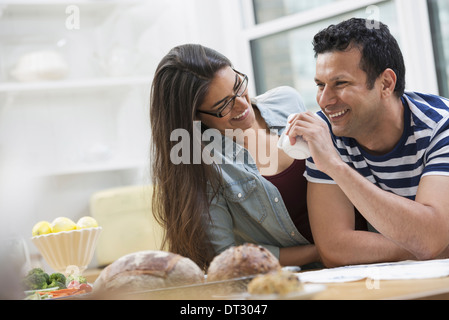 In un ufficio o un interno dell appartamento a New York City due persone una coppia accanto al bar per la prima colazione Foto Stock