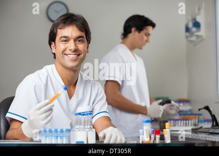 Il tecnico campione di analisi in laboratorio Foto Stock