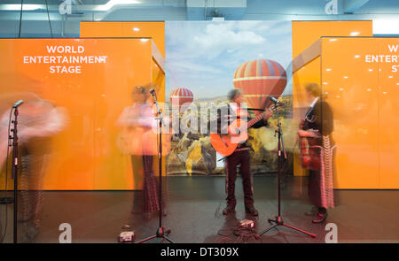 Earls Court, Londra, Regno Unito. 7 febbraio 2014. Los Soneros latin american band che suona musica Mariachi sul mondo palco animazione a destinazioni. Credito: Malcolm Park editoriale/Alamy Live News Foto Stock