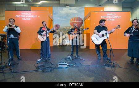 Earls Court, Londra, Regno Unito. 7 febbraio 2014. Los Soneros latin american band che suona musica Mariachi sul mondo palco animazione a destinazioni. Credito: Malcolm Park editoriale/Alamy Live News Foto Stock