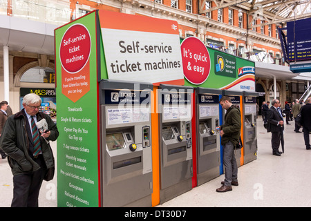 Di biglietteria self-service a Londra Stazione ferroviaria di Waterloo, London, Regno Unito Foto Stock