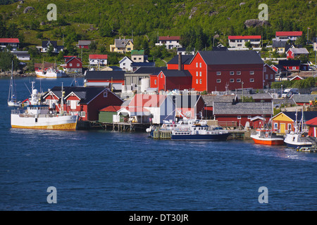 Coloratissimo porto di pesca in Reine sulle Isole Lofoten in Norvegia Foto Stock