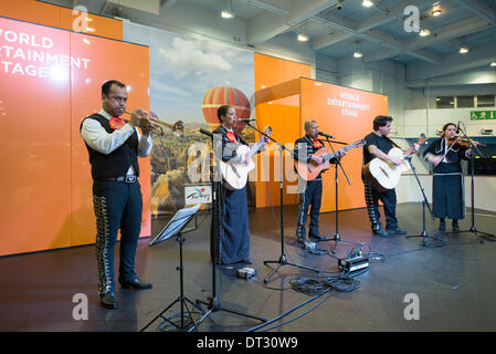 Earls Court, Londra, Regno Unito. 7 febbraio 2014. Los Soneros latin american band che suona musica Mariachi sul mondo palco animazione a destinazioni. Credito: Malcolm Park editoriale/Alamy Live News Foto Stock