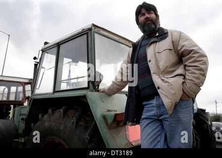 Nikaia, Larissa, Grecia. 7 febbraio 2014. Gli agricoltori cercano di bloccare l'autostrada tra Salonicco e Atene in Nikaia, circa 380 km a nord di Atene. Protesta degli agricoltori greci, che chiedono agevolazioni fiscali e di altri benefici, hanno rifiutato un offerta da parte del governo greco dopo un febbraio 6 sale riunioni e ci hanno detto che non avrebbe relent e mantenere i loro trattori posizionati in corrispondenza di punti chiave sulle strade principali in tutta la Grecia, che hanno continuamente minacciato di bloccare a meno che essi non siano di ottenere tutto ciò che vogliono. Nikaia, Grecia nel febbraio 7, 2014. Credito: Konstantinos Tsakalidis/Alamy Live News Foto Stock