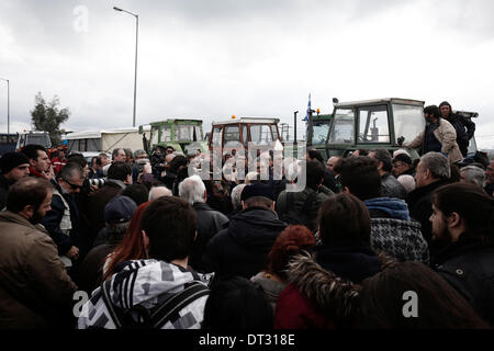 Nikaia, Larissa, Grecia. 7 febbraio 2014. Gli agricoltori cercano di bloccare l'autostrada tra Salonicco e Atene in Nikaia, circa 380 km a nord di Atene. Protesta degli agricoltori greci, che chiedono agevolazioni fiscali e di altri benefici, hanno rifiutato un offerta da parte del governo greco dopo un febbraio 6 sale riunioni e ci hanno detto che non avrebbe relent e mantenere i loro trattori posizionati in corrispondenza di punti chiave sulle strade principali in tutta la Grecia, che hanno continuamente minacciato di bloccare a meno che essi non siano di ottenere tutto ciò che vogliono. Nikaia, Grecia nel febbraio 7, 2014. Credito: Konstantinos Tsakalidis/Alamy Live News Foto Stock