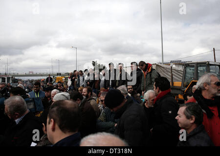 Nikaia, Larissa, Grecia. 7 febbraio 2014. Gli agricoltori cercano di bloccare l'autostrada tra Salonicco e Atene in Nikaia, circa 380 km a nord di Atene. Protesta degli agricoltori greci, che chiedono agevolazioni fiscali e di altri benefici, hanno rifiutato un offerta da parte del governo greco dopo un febbraio 6 sale riunioni e ci hanno detto che non avrebbe relent e mantenere i loro trattori posizionati in corrispondenza di punti chiave sulle strade principali in tutta la Grecia, che hanno continuamente minacciato di bloccare a meno che essi non siano di ottenere tutto ciò che vogliono. Nikaia, Grecia nel febbraio 7, 2014. Credito: Konstantinos Tsakalidis/Alamy Live News Foto Stock