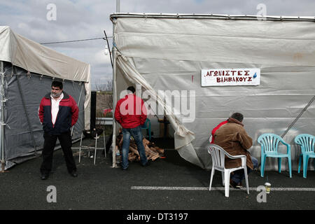 Nikaia, Larissa, Grecia. 7 febbraio 2014. Gli agricoltori cercano di bloccare l'autostrada tra Salonicco e Atene in Nikaia, circa 380 km a nord di Atene. Protesta degli agricoltori greci, che chiedono agevolazioni fiscali e di altri benefici, hanno rifiutato un offerta da parte del governo greco dopo un febbraio 6 sale riunioni e ci hanno detto che non avrebbe relent e mantenere i loro trattori posizionati in corrispondenza di punti chiave sulle strade principali in tutta la Grecia, che hanno continuamente minacciato di bloccare a meno che essi non siano di ottenere tutto ciò che vogliono. Nikaia, Grecia nel febbraio 7, 2014. Credito: Konstantinos Tsakalidis/Alamy Live News Foto Stock