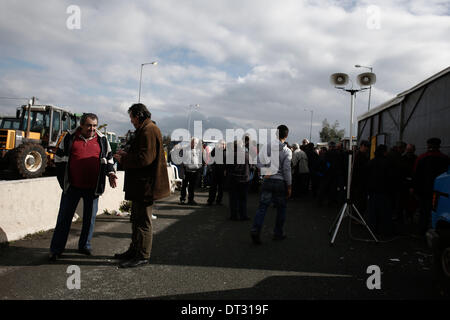 Nikaia, Larissa, Grecia. 7 febbraio 2014. Gli agricoltori cercano di bloccare l'autostrada tra Salonicco e Atene in Nikaia, circa 380 km a nord di Atene. Protesta degli agricoltori greci, che chiedono agevolazioni fiscali e di altri benefici, hanno rifiutato un offerta da parte del governo greco dopo un febbraio 6 sale riunioni e ci hanno detto che non avrebbe relent e mantenere i loro trattori posizionati in corrispondenza di punti chiave sulle strade principali in tutta la Grecia, che hanno continuamente minacciato di bloccare a meno che essi non siano di ottenere tutto ciò che vogliono. Nikaia, Grecia nel febbraio 7, 2014. Credito: Konstantinos Tsakalidis/Alamy Live News Foto Stock