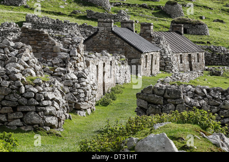 Case sulla strada nel Villaggio Baia su Hirta, St Kilda Foto Stock