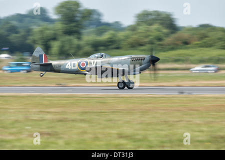 RAF Supermarine Spitfire Mark 16 dalla Battaglia di Bretagna Memorial accelera di volo a prendere il largo e visualizzare al RIAT Foto Stock