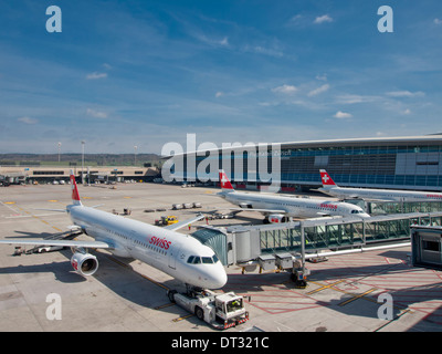 Swiss International Airlines velivoli passeggeri parcheggiato a Zurigo Kloten Airport Terminal 2 Foto Stock