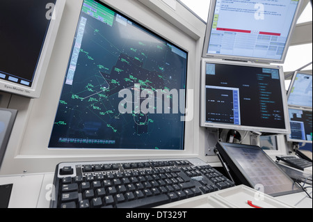 I monitor dei computer del centro di controllo del traffico aereo di 'Skyguide' mostra le traiettorie di volo di aeromobili in Svizzera è occupato lo spazio aereo Foto Stock