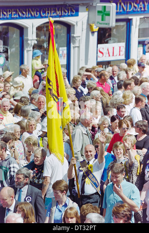 Selkirk Equitazione comune. Un'associazione alfiere fa il suo modo attraverso la folla in Selkirk è antico mercato. Foto Stock