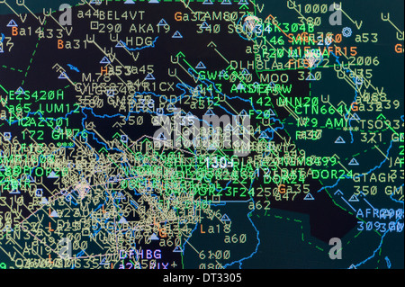 I monitor dei computer del centro di controllo del traffico aereo di 'Skyguide' mostra le traiettorie di volo di aeromobili in Svizzera è occupato lo spazio aereo Foto Stock