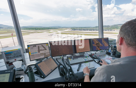 Un controllore del traffico aereo nella torre di controllo di Zurigo Kloten/aeroporto internazionale è il monitoraggio dell'aeroporto in aeroporto. Foto Stock